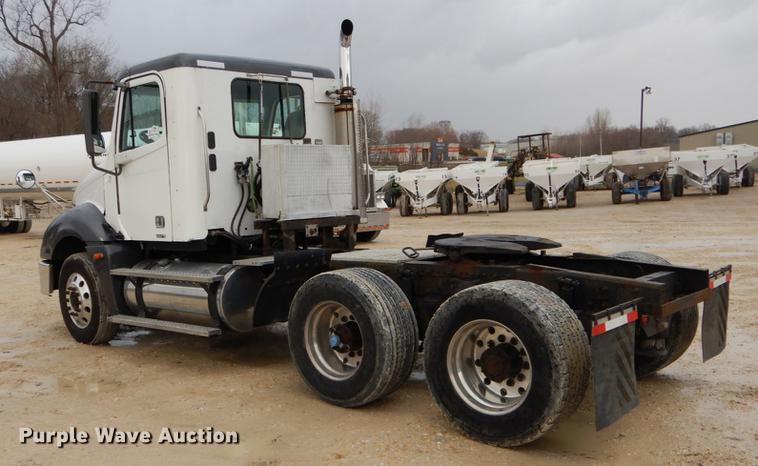 image for item DE6051 2003 Freightliner Columbia semi truck