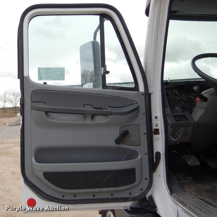 image for item DE6051 2003 Freightliner Columbia semi truck