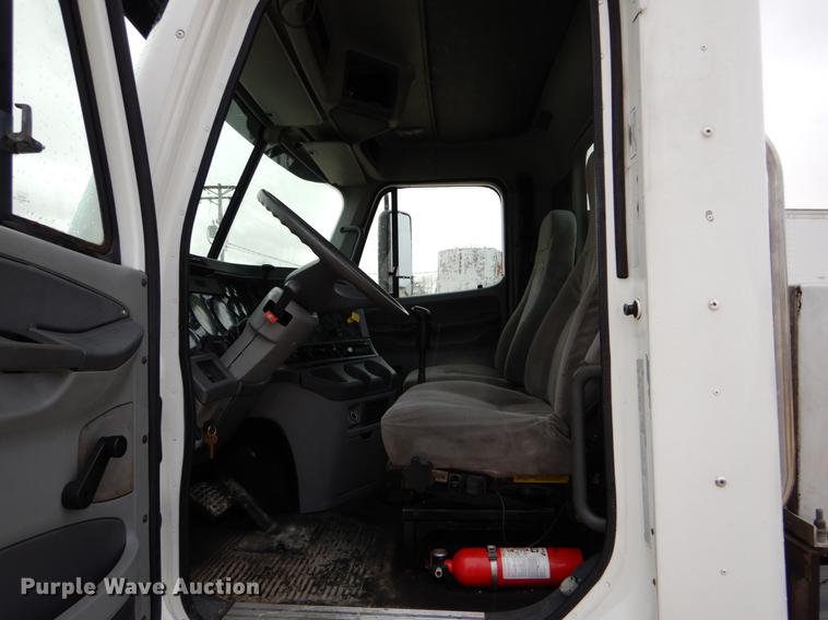 image for item DE6051 2003 Freightliner Columbia semi truck