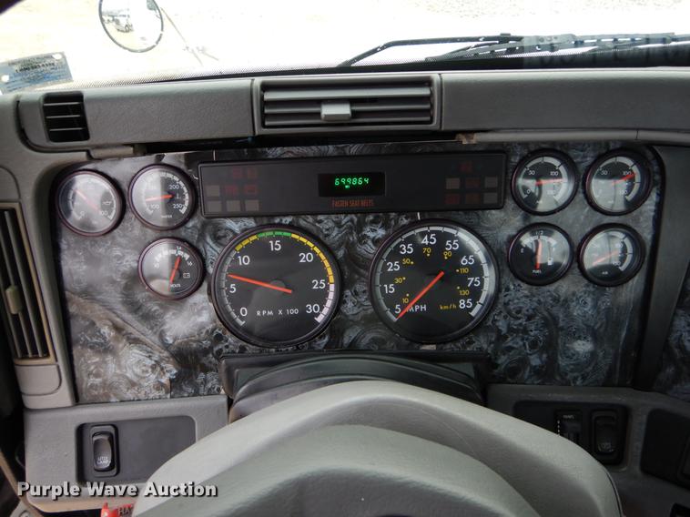 image for item DE6051 2003 Freightliner Columbia semi truck