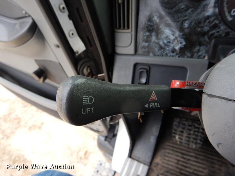 image for item DE6051 2003 Freightliner Columbia semi truck