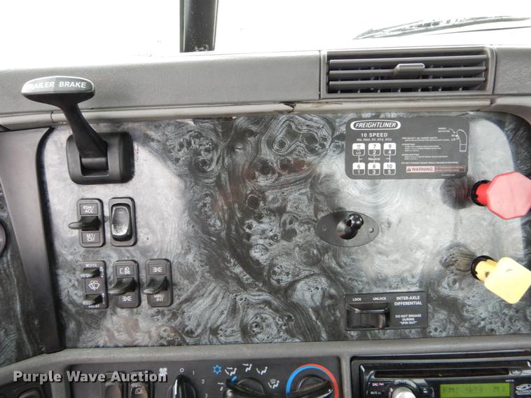 image for item DE6051 2003 Freightliner Columbia semi truck