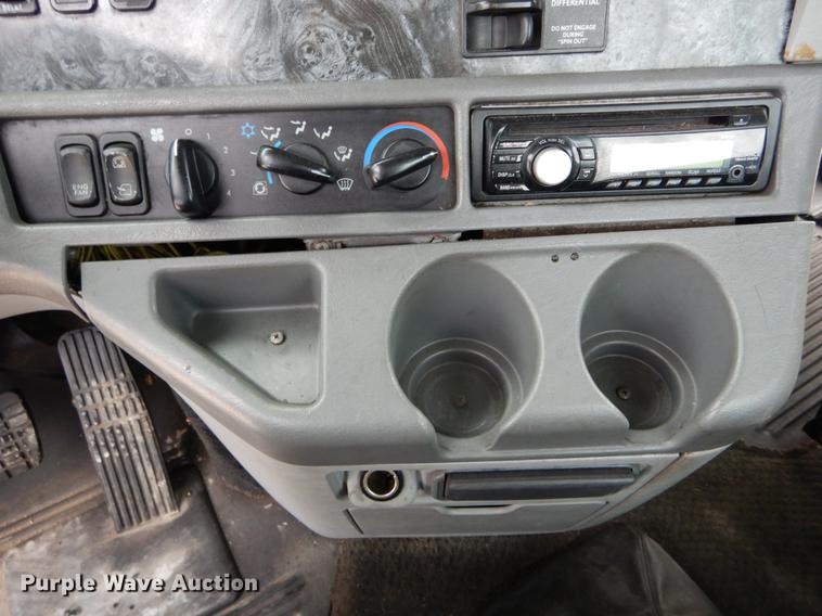 image for item DE6051 2003 Freightliner Columbia semi truck