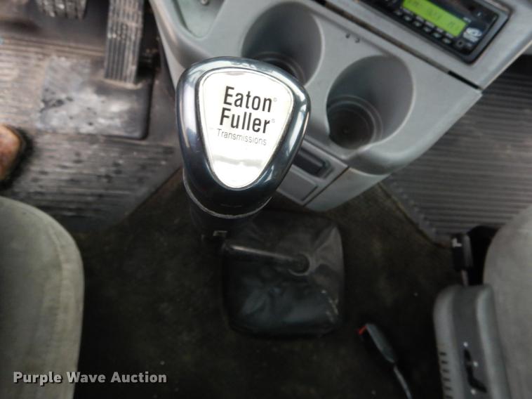 image for item DE6051 2003 Freightliner Columbia semi truck