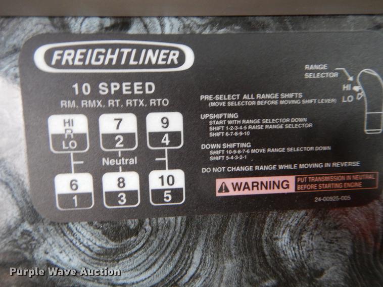 image for item DE6051 2003 Freightliner Columbia semi truck
