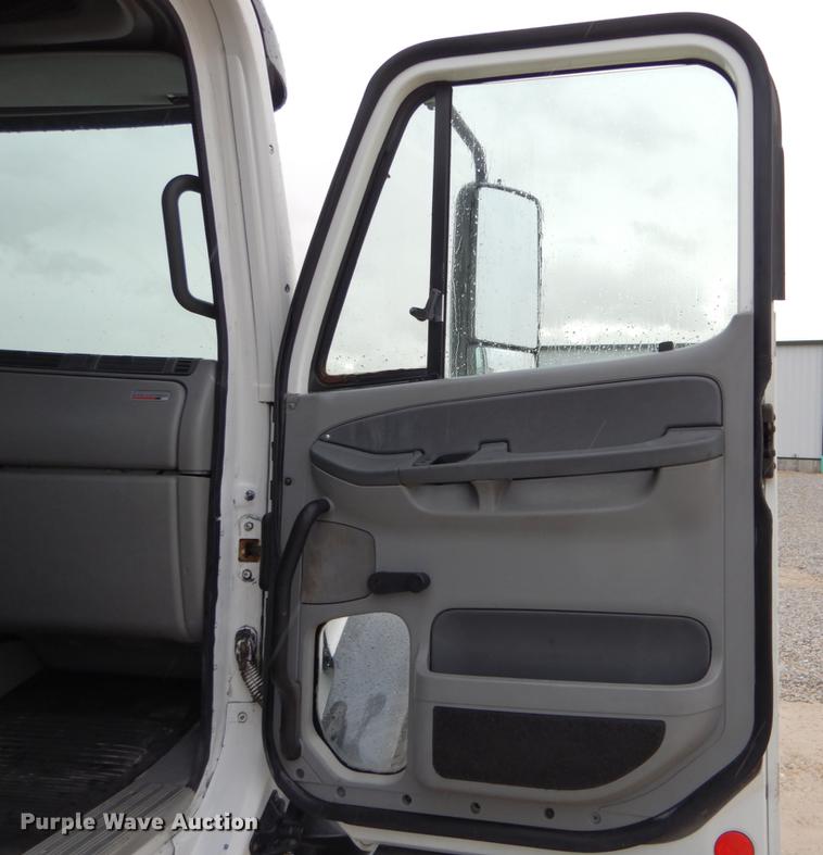 image for item DE6051 2003 Freightliner Columbia semi truck