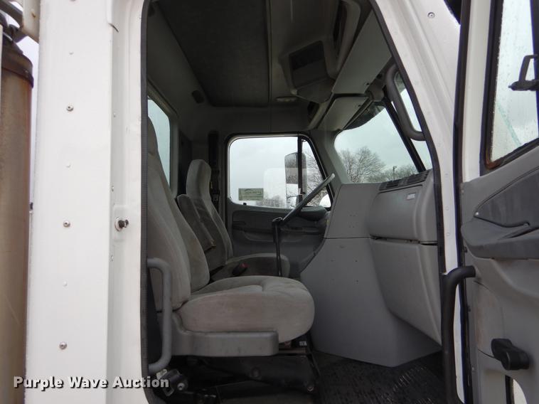 image for item DE6051 2003 Freightliner Columbia semi truck