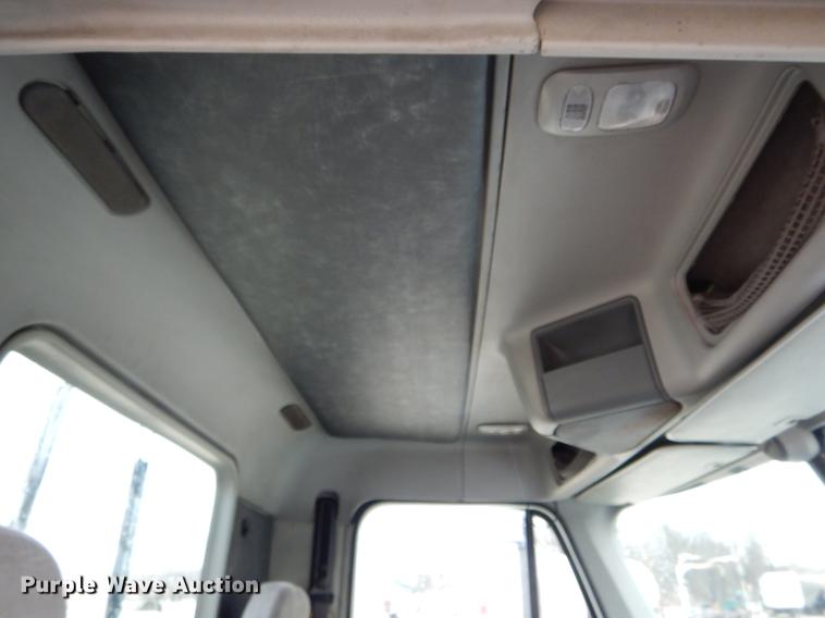 image for item DE6051 2003 Freightliner Columbia semi truck