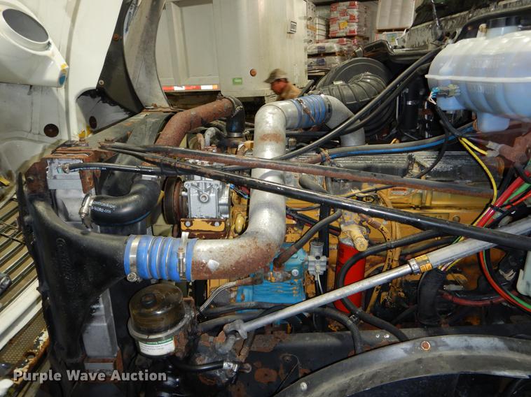 image for item DE6051 2003 Freightliner Columbia semi truck