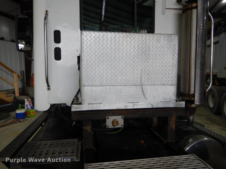 image for item DE6051 2003 Freightliner Columbia semi truck