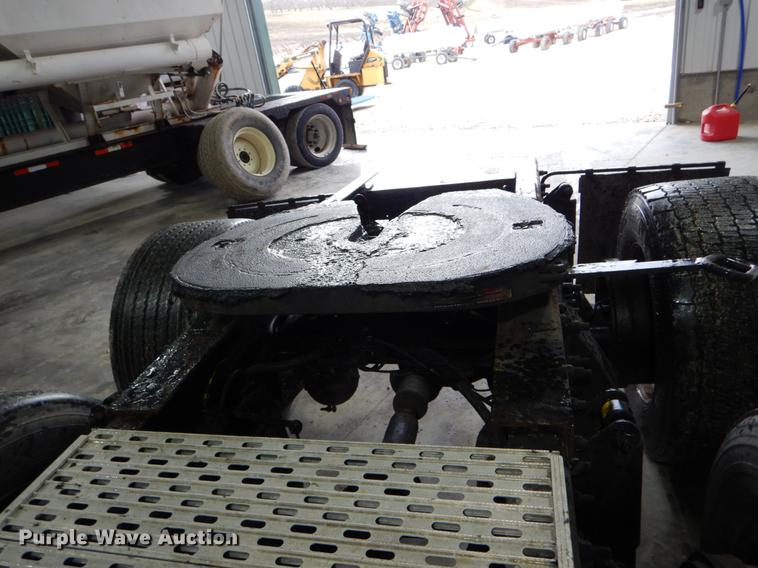 image for item DE6051 2003 Freightliner Columbia semi truck