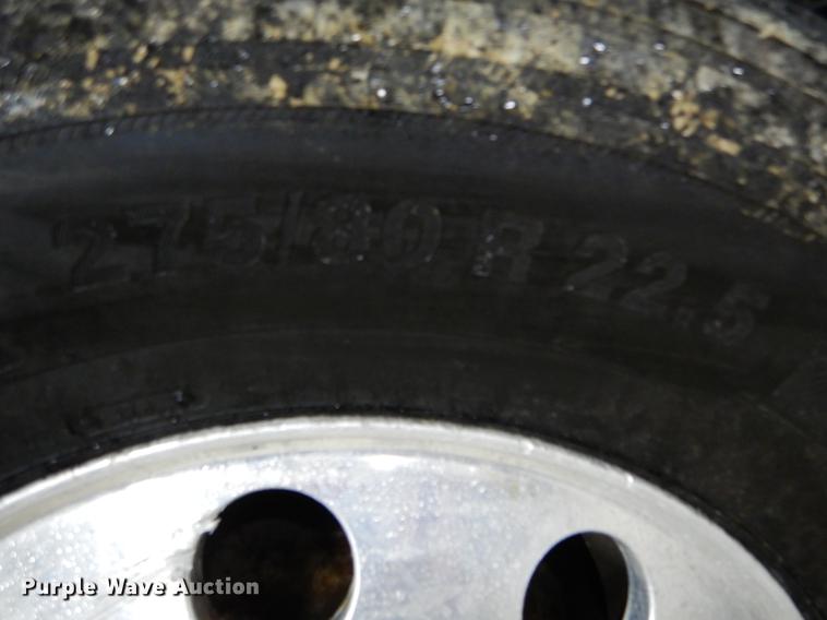 image for item DE6051 2003 Freightliner Columbia semi truck