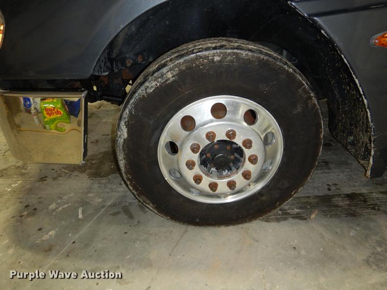 image for item DE6051 2003 Freightliner Columbia semi truck