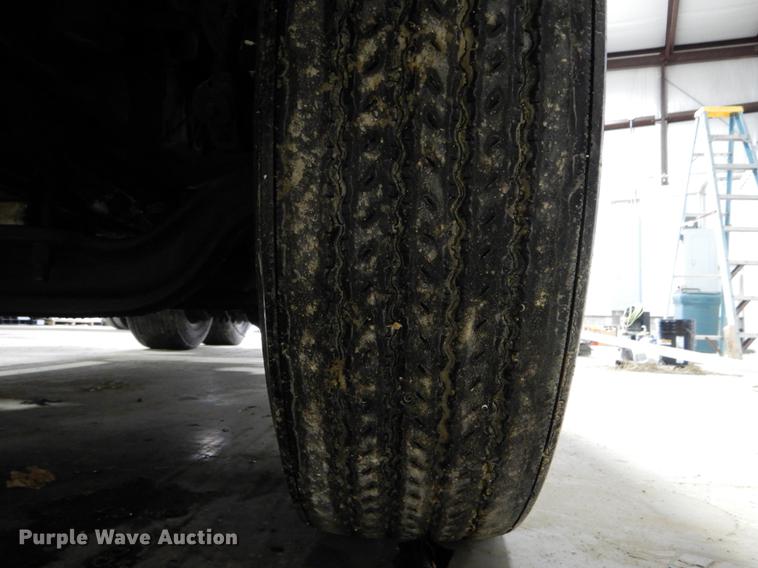 image for item DE6051 2003 Freightliner Columbia semi truck