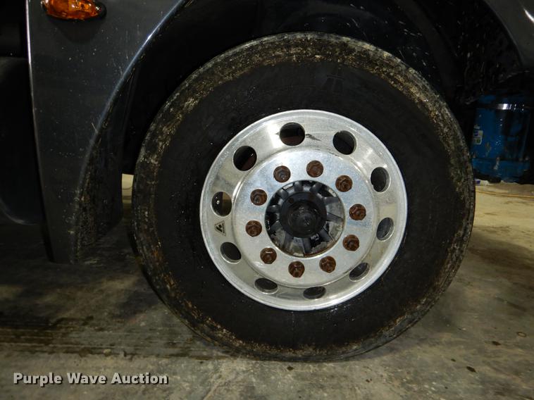 image for item DE6051 2003 Freightliner Columbia semi truck