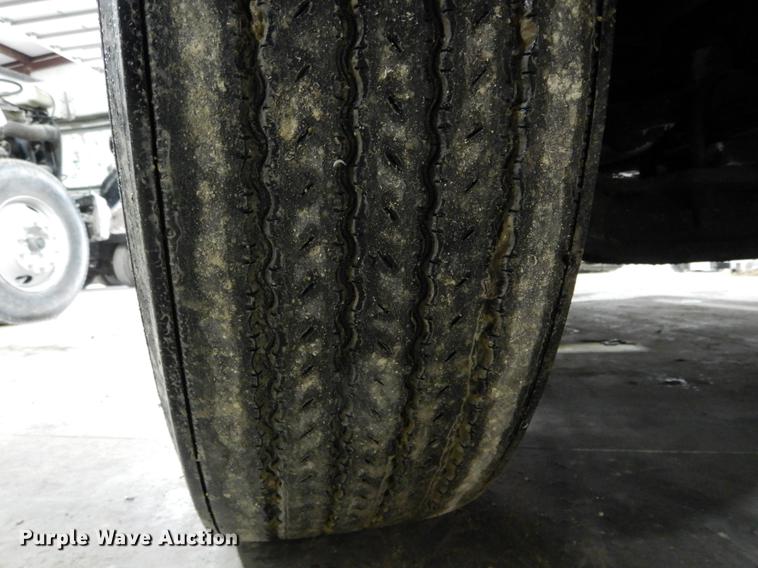 image for item DE6051 2003 Freightliner Columbia semi truck