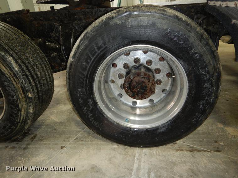 image for item DE6051 2003 Freightliner Columbia semi truck