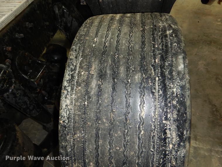 image for item DE6051 2003 Freightliner Columbia semi truck