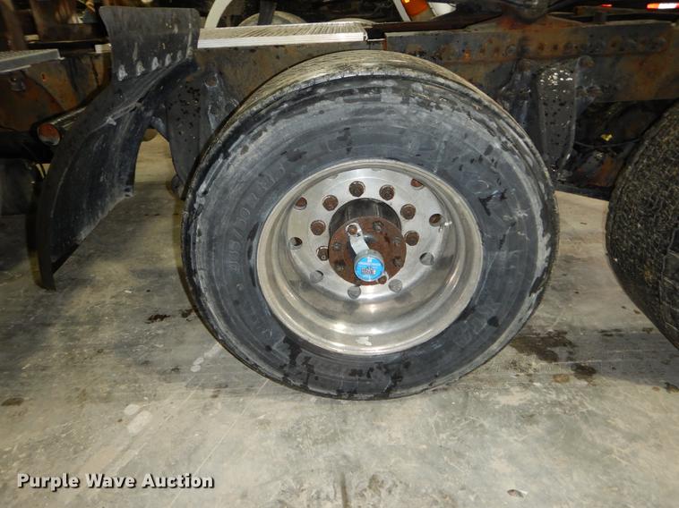 image for item DE6051 2003 Freightliner Columbia semi truck