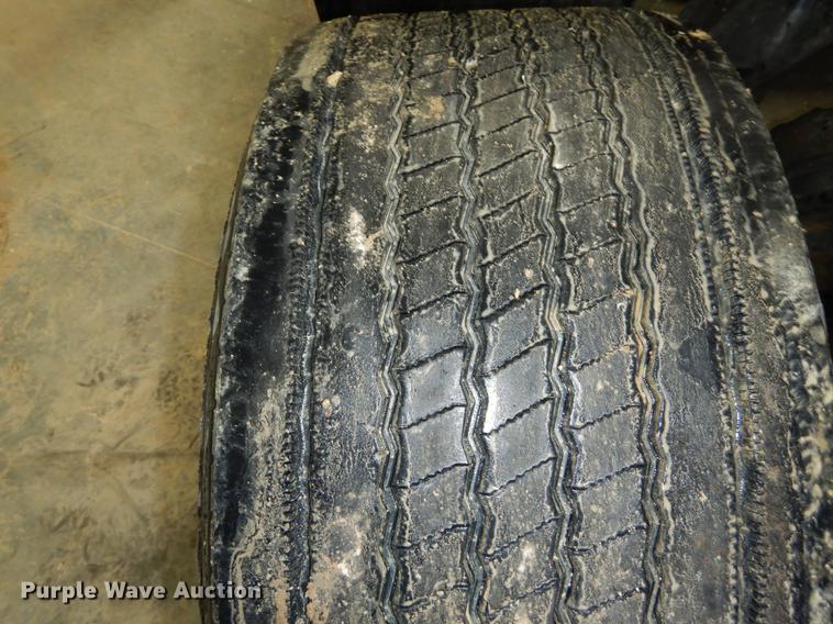 image for item DE6051 2003 Freightliner Columbia semi truck