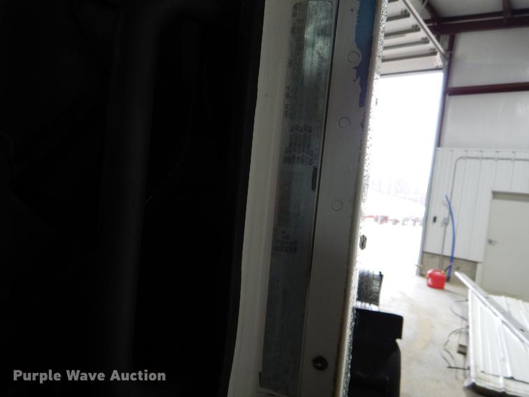 image for item DE6051 2003 Freightliner Columbia semi truck