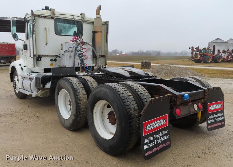 image for item DN9073 2000 International 9400i semi truck