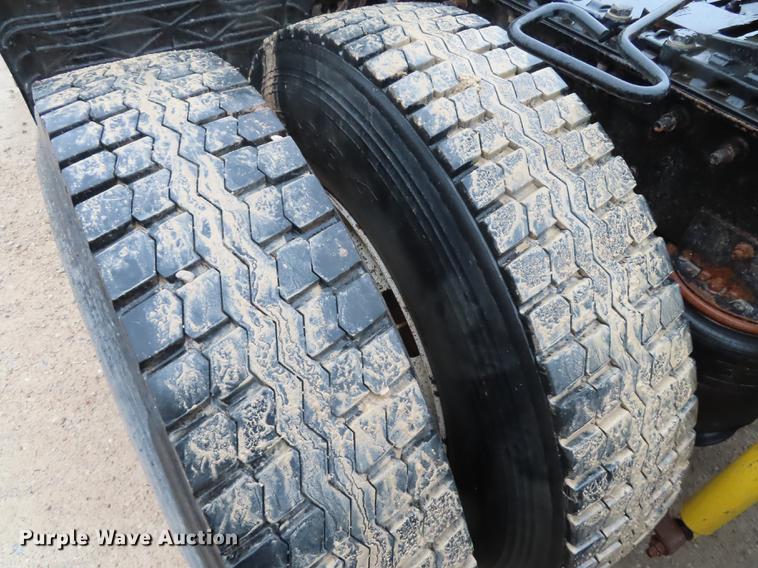 image for item DN9073 2000 International 9400i semi truck