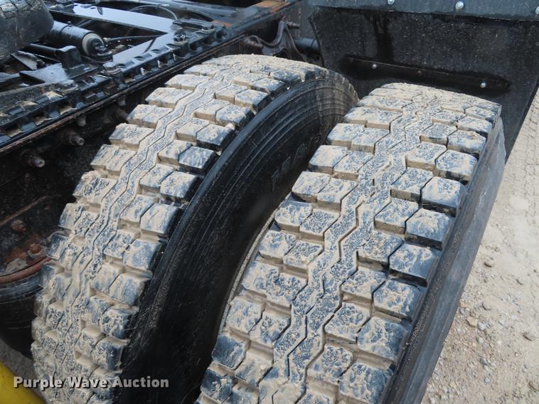 image for item DN9073 2000 International 9400i semi truck