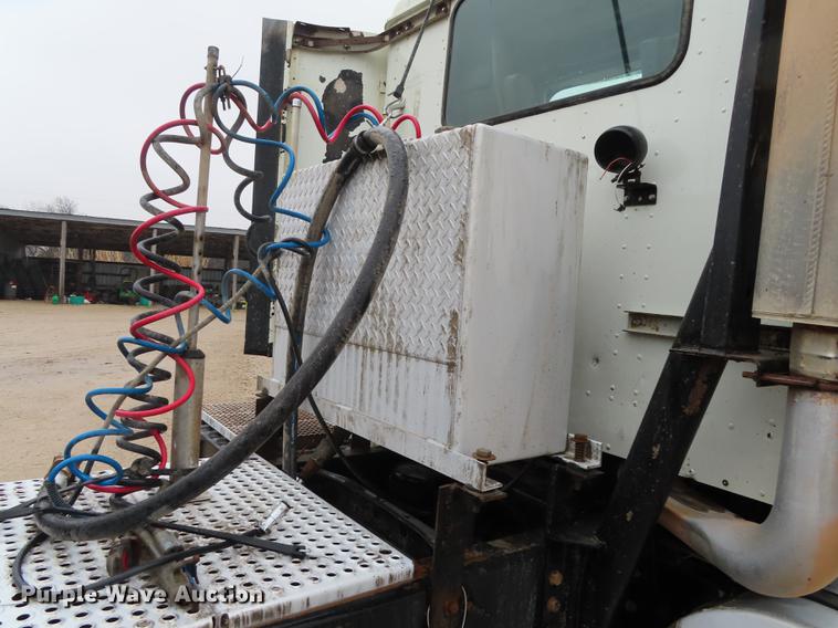 image for item DN9073 2000 International 9400i semi truck