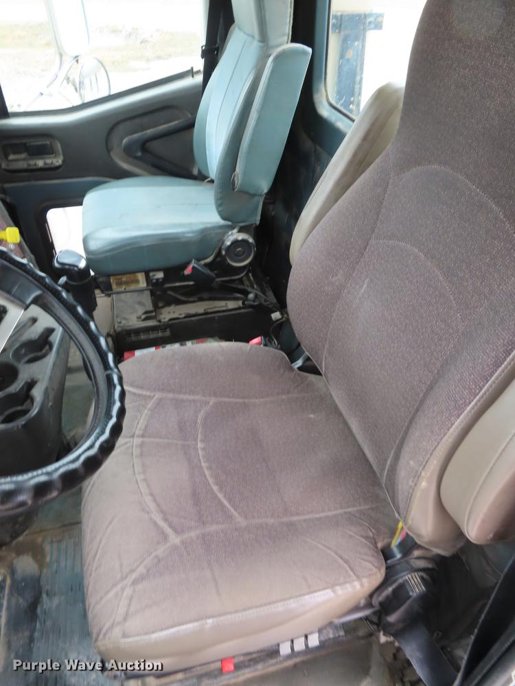 image for item DN9073 2000 International 9400i semi truck