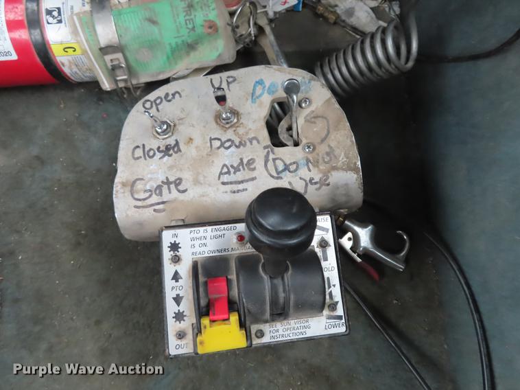 image for item DN9073 2000 International 9400i semi truck