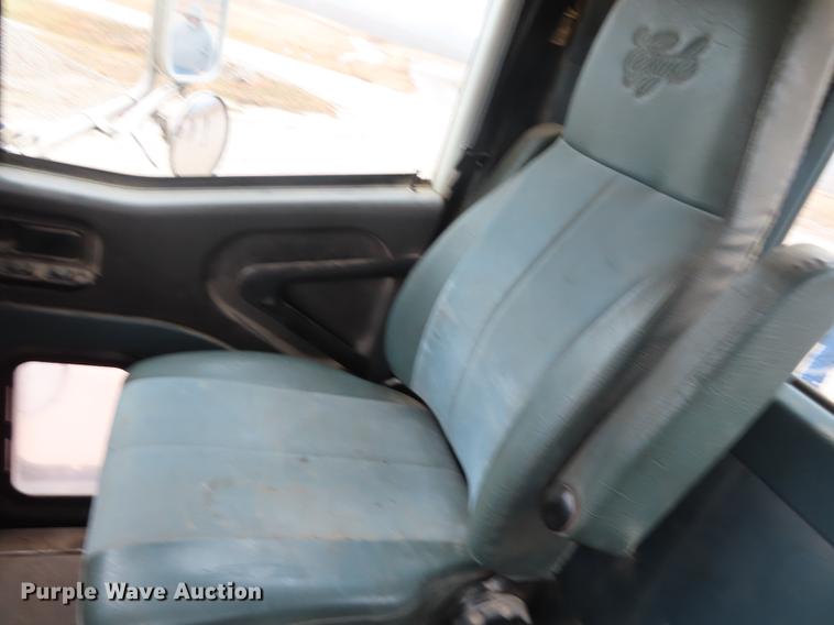 image for item DN9073 2000 International 9400i semi truck