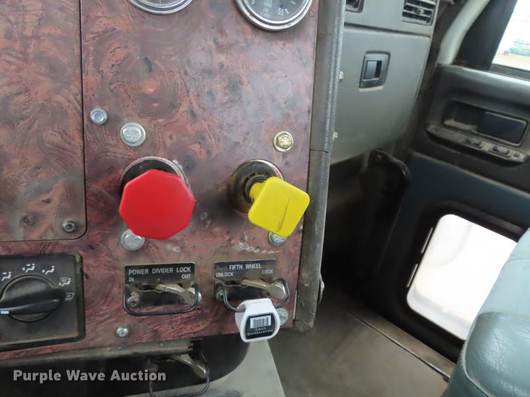 image for item DN9073 2000 International 9400i semi truck