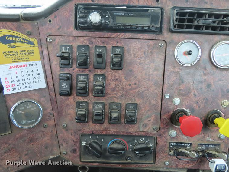 image for item DN9073 2000 International 9400i semi truck