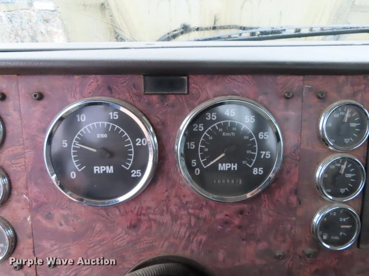 image for item DN9073 2000 International 9400i semi truck