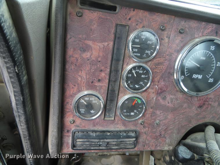 image for item DN9073 2000 International 9400i semi truck