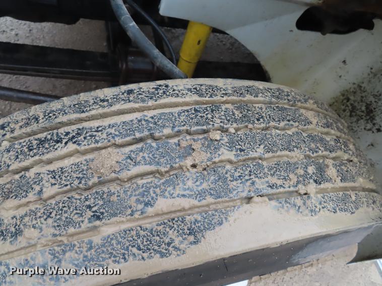 image for item DN9073 2000 International 9400i semi truck