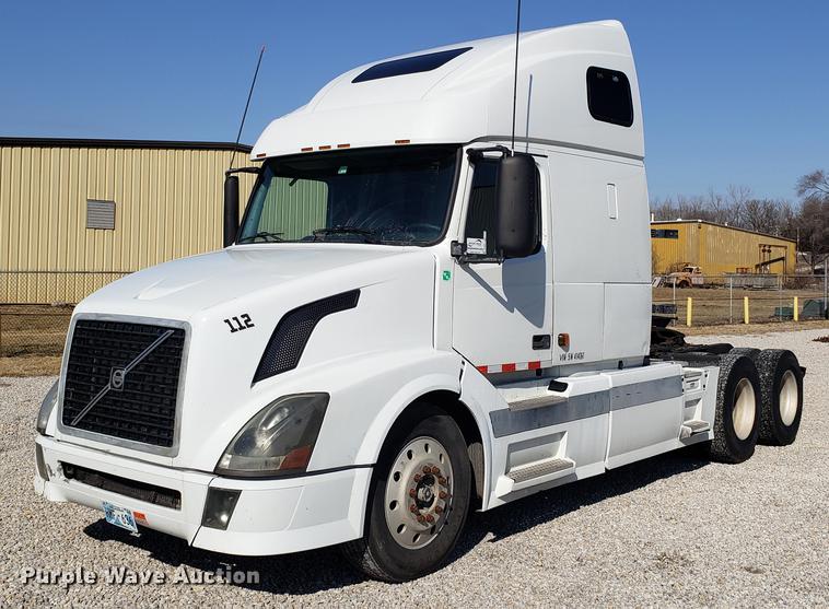 image for item EN9788 2005 Volvo VNL semi truck