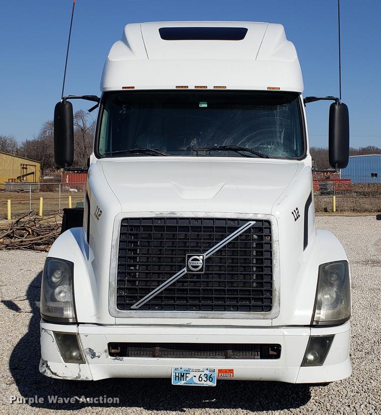 image for item EN9788 2005 Volvo VNL semi truck