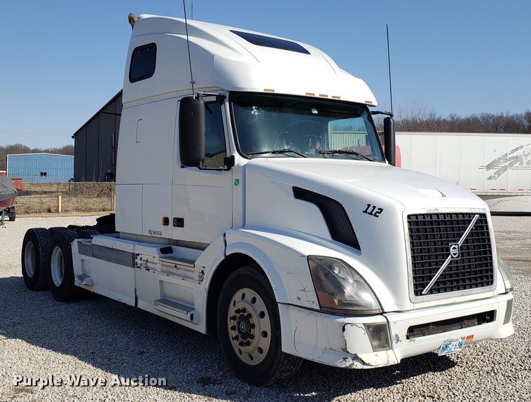 image for item EN9788 2005 Volvo VNL semi truck
