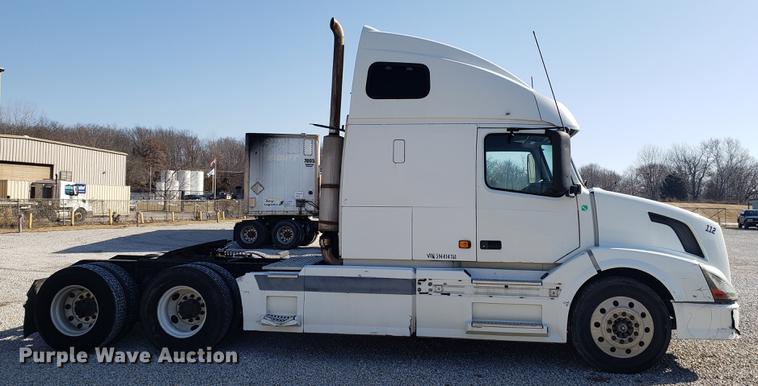 image for item EN9788 2005 Volvo VNL semi truck