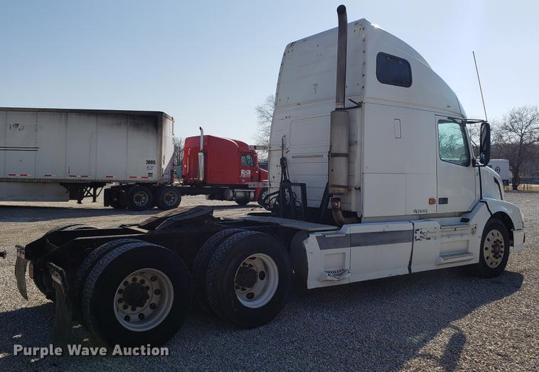 image for item EN9788 2005 Volvo VNL semi truck