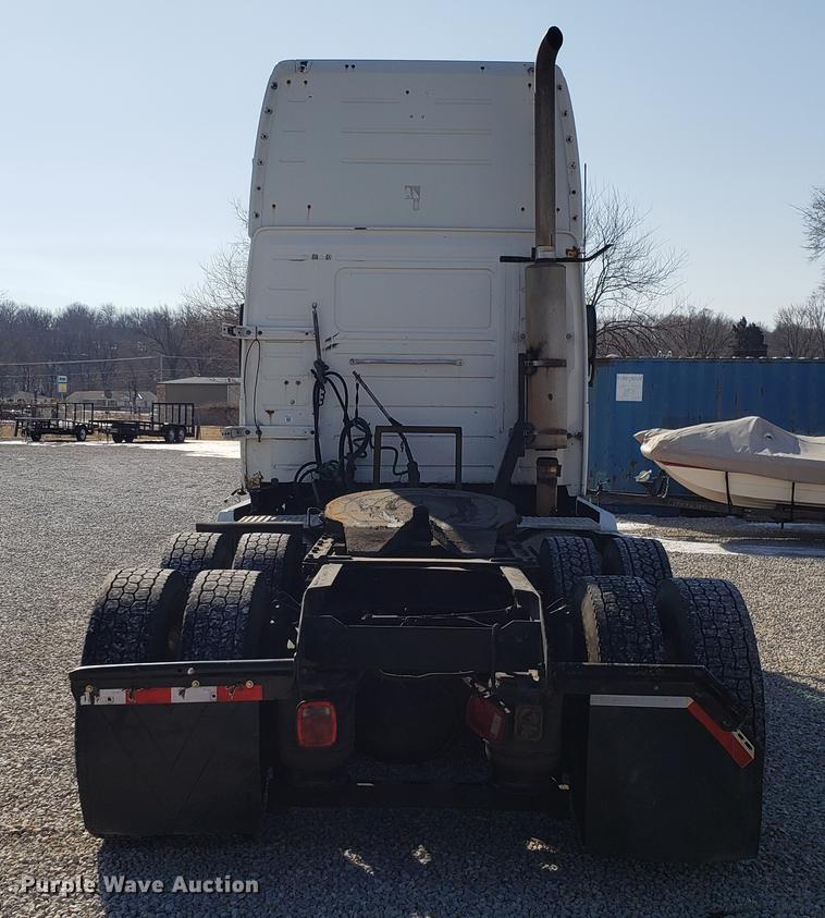 image for item EN9788 2005 Volvo VNL semi truck