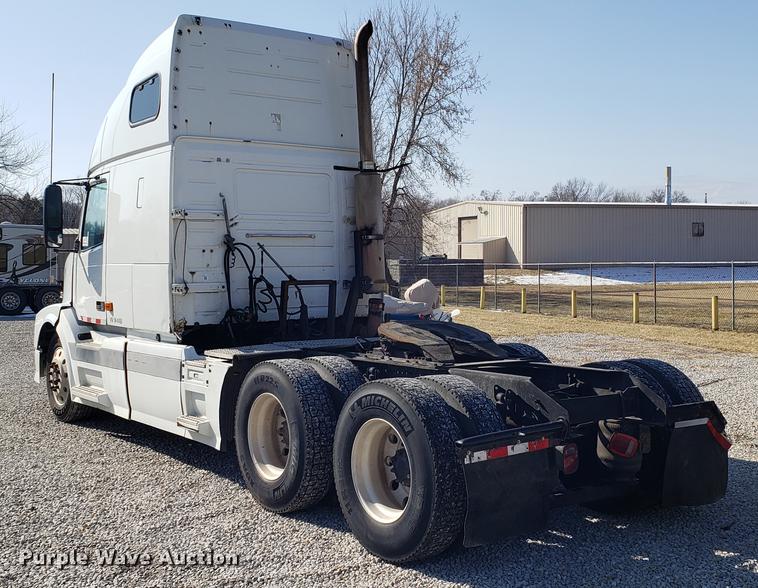 image for item EN9788 2005 Volvo VNL semi truck
