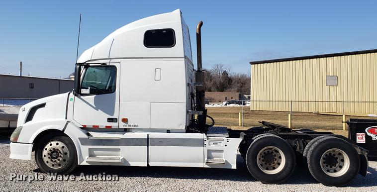 image for item EN9788 2005 Volvo VNL semi truck