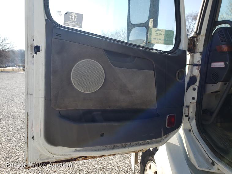 image for item EN9788 2005 Volvo VNL semi truck