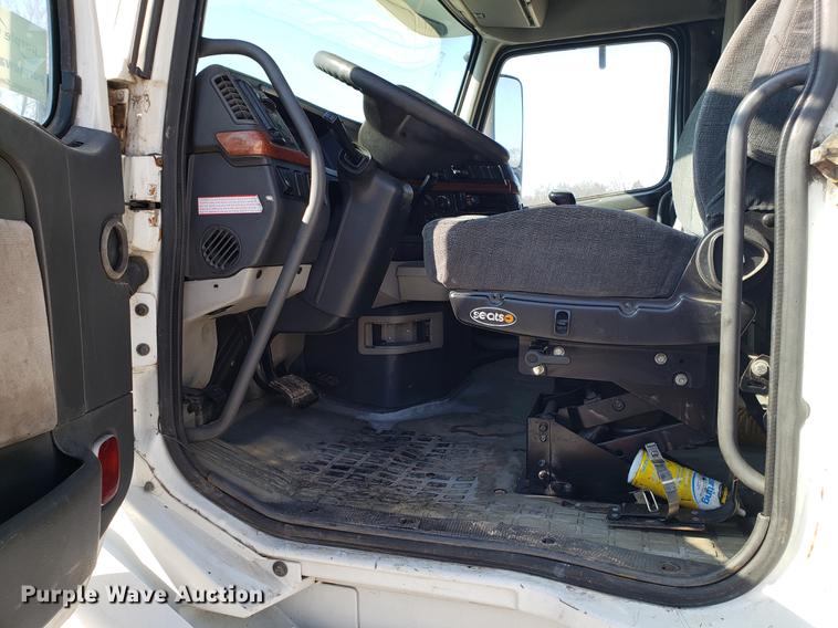 image for item EN9788 2005 Volvo VNL semi truck