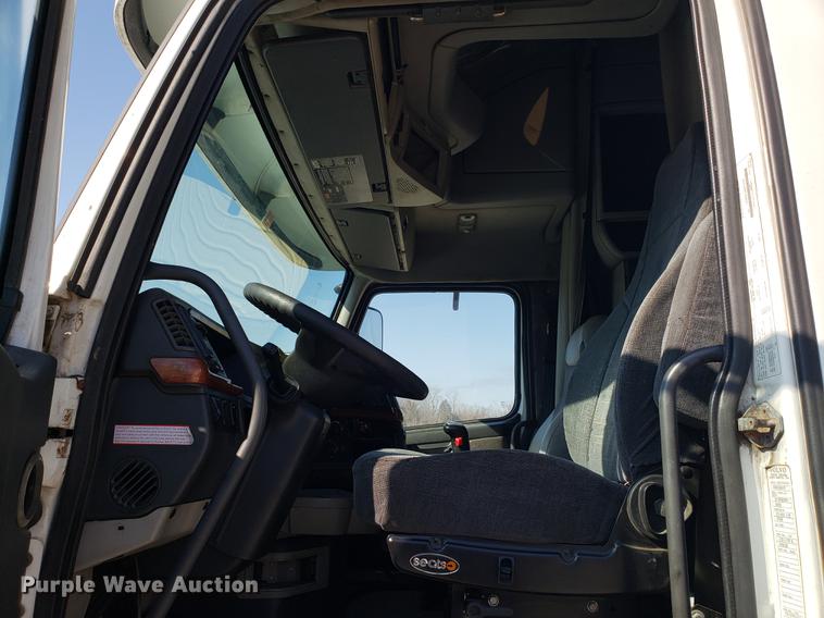 image for item EN9788 2005 Volvo VNL semi truck