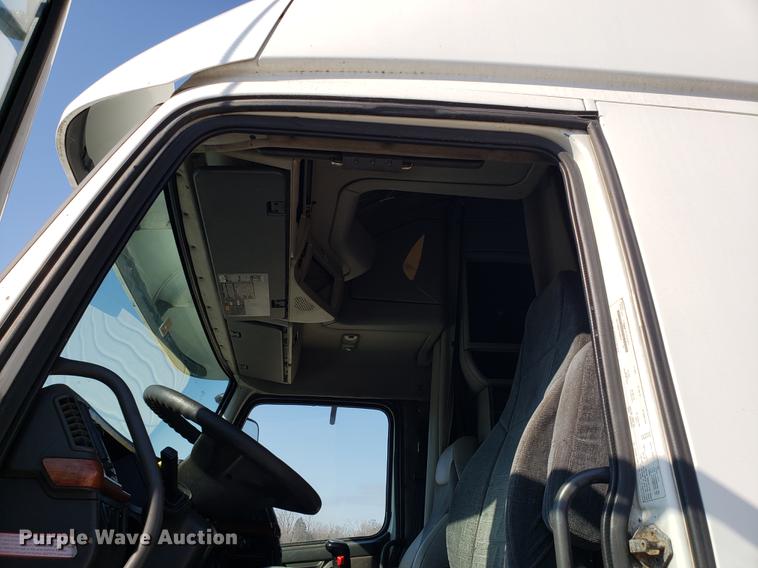 image for item EN9788 2005 Volvo VNL semi truck