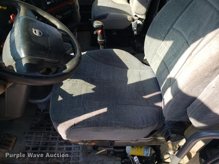 image for item EN9788 2005 Volvo VNL semi truck